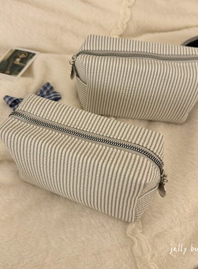 娜娜同款～简约灰色条纹泡泡纱化妆包手拿包大容量洗漱包收纳袋
