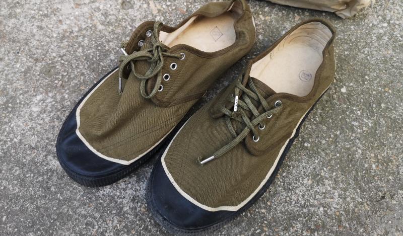 1967年制作的土黄色解放鞋 库存老货土黄解放胶鞋