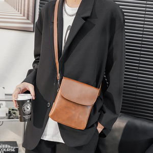 复古男士小挎包休闲单肩包个性街头翻盖斜跨包潮流新款青年小方包