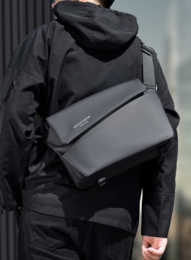 男士斜挎包通勤包胸包男款邮差包骑行包机车背包运动男生单肩包潮