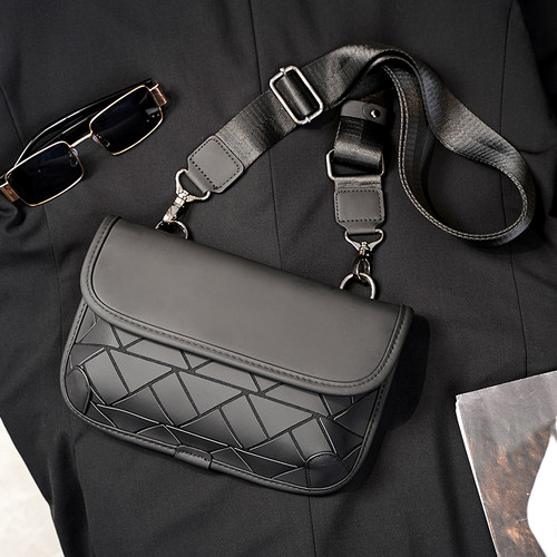 潮牌时尚男士小胸包菱格挎包