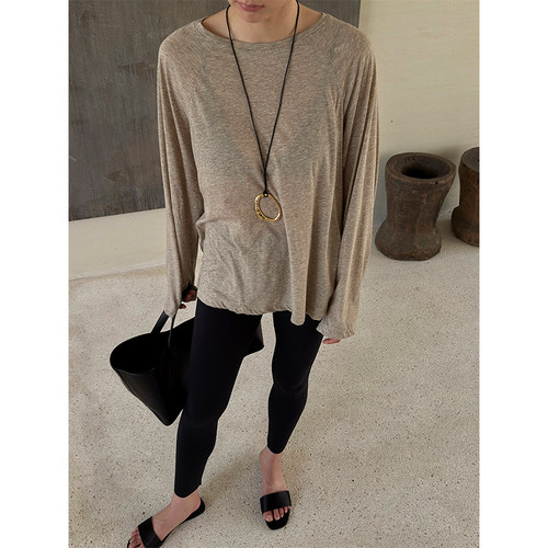 SOTHEA 2026年春季柔垂棉质極简复古色调宽开领插肩袖慵懒长袖T恤