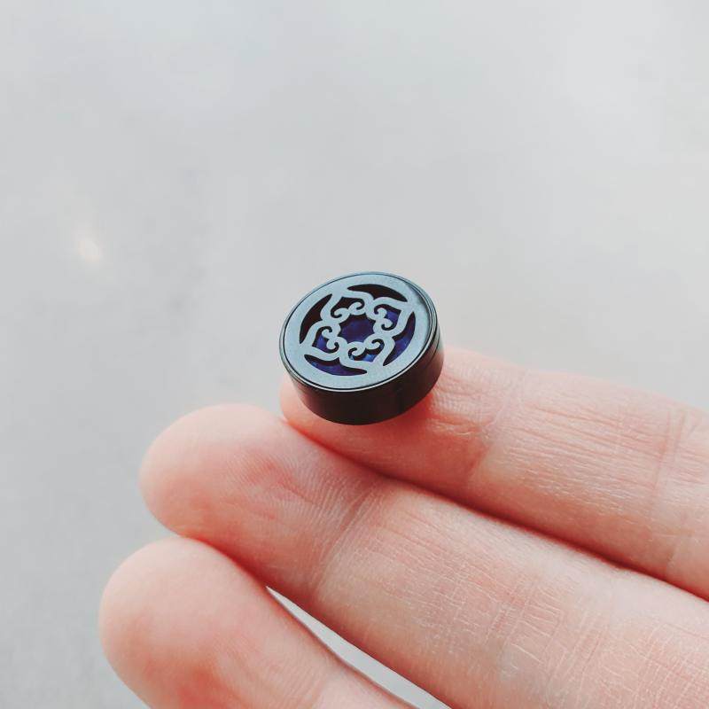 镂空口罩香薰扣迷你香水精油扩散钛钢磁扣衣领夹多用途随身佩戴