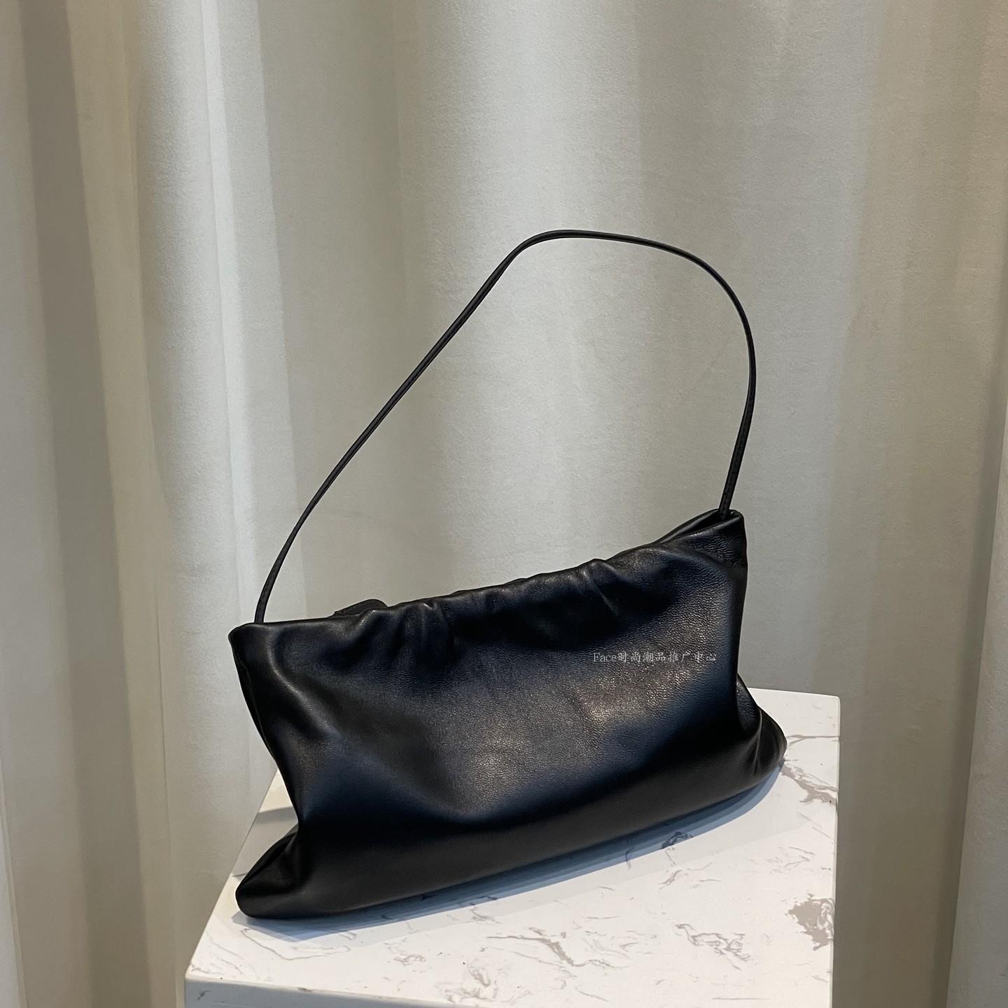 头层进口小羊皮单肩腋下斜挎超薄云朵信封包