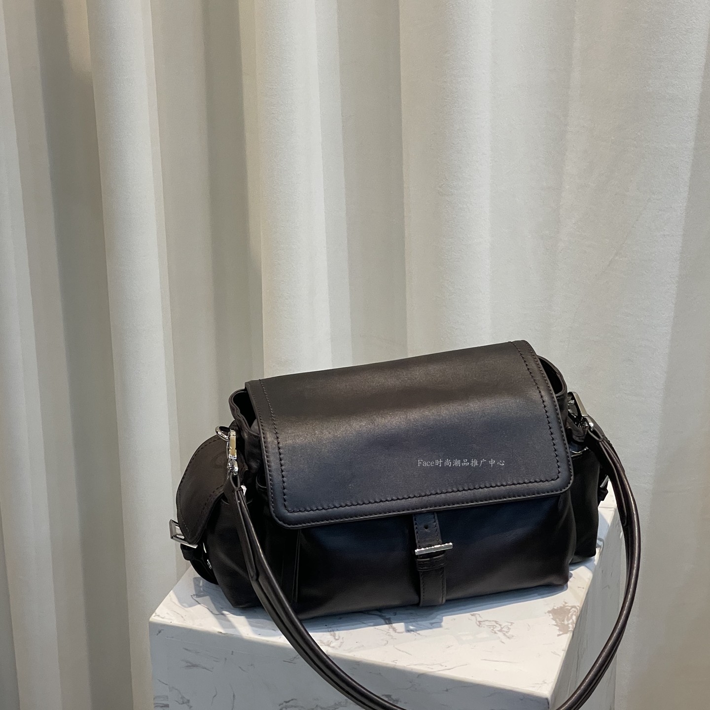 头层进口牛皮探索包单肩腋下宽织带斜挎通勤包