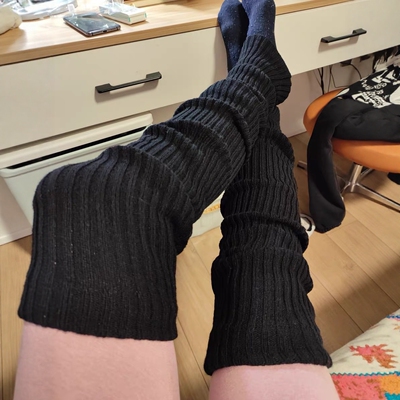 空调房里穿裙子裹腿过膝盖袜套