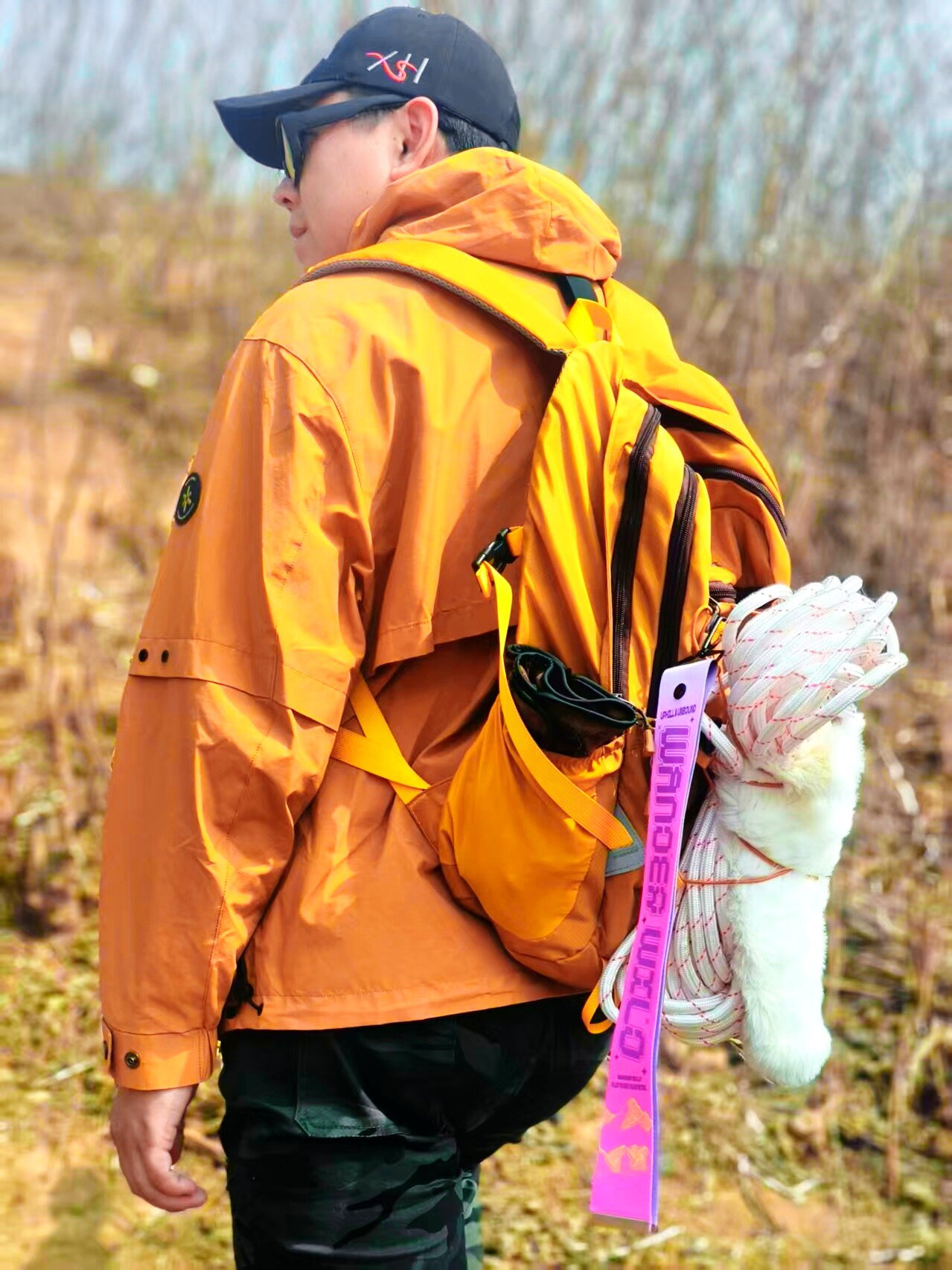 户外登山背包挂件徒步挂飘带好看的飘带时尚背包挂件潮流挂件新款图片