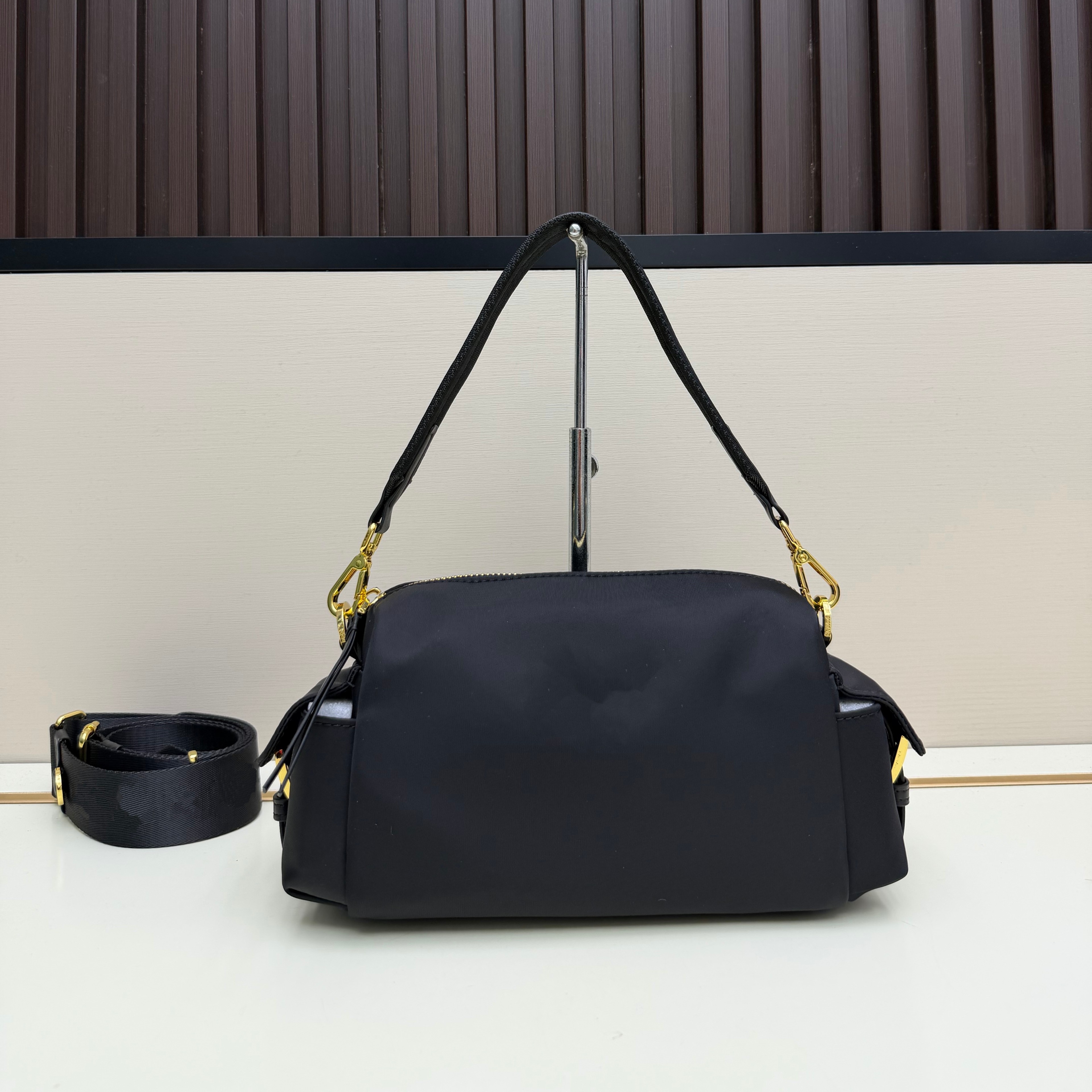 尼龙枕头包女2026新款轻便防水腋下包大容量通勤单肩斜挎波士顿包