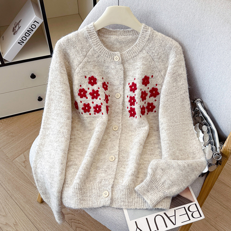 紫色长袖毛衣女宽松叠穿针织开衫排扣外套温柔花朵刺绣上衣女，女装针织衫/毛衣，衣嘉衣服饰