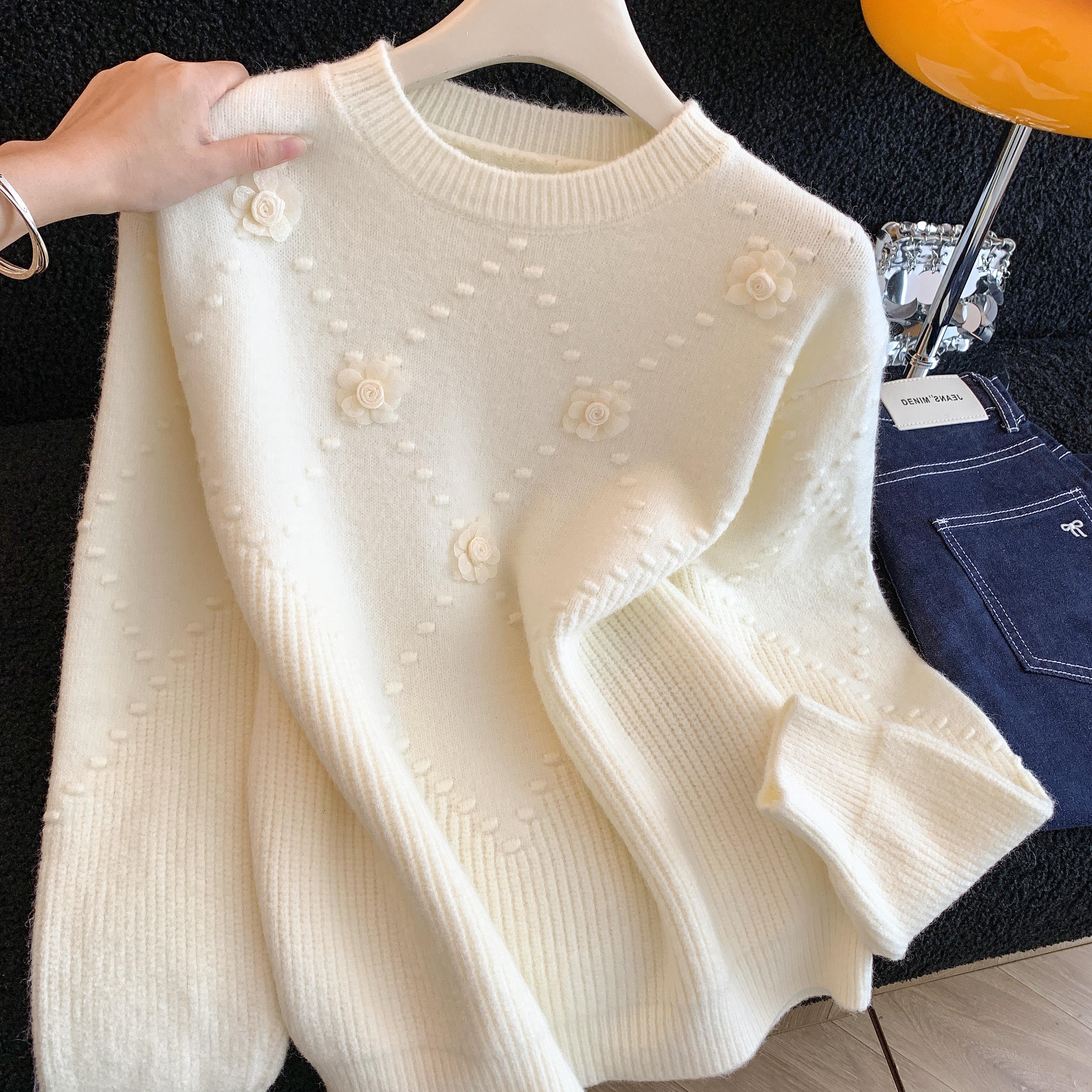 ～白色奶呼呼毛衣2025秋冬新款立体花朵上衣圆领软糯针织衫，女装针织衫/毛衣，衣嘉衣服饰