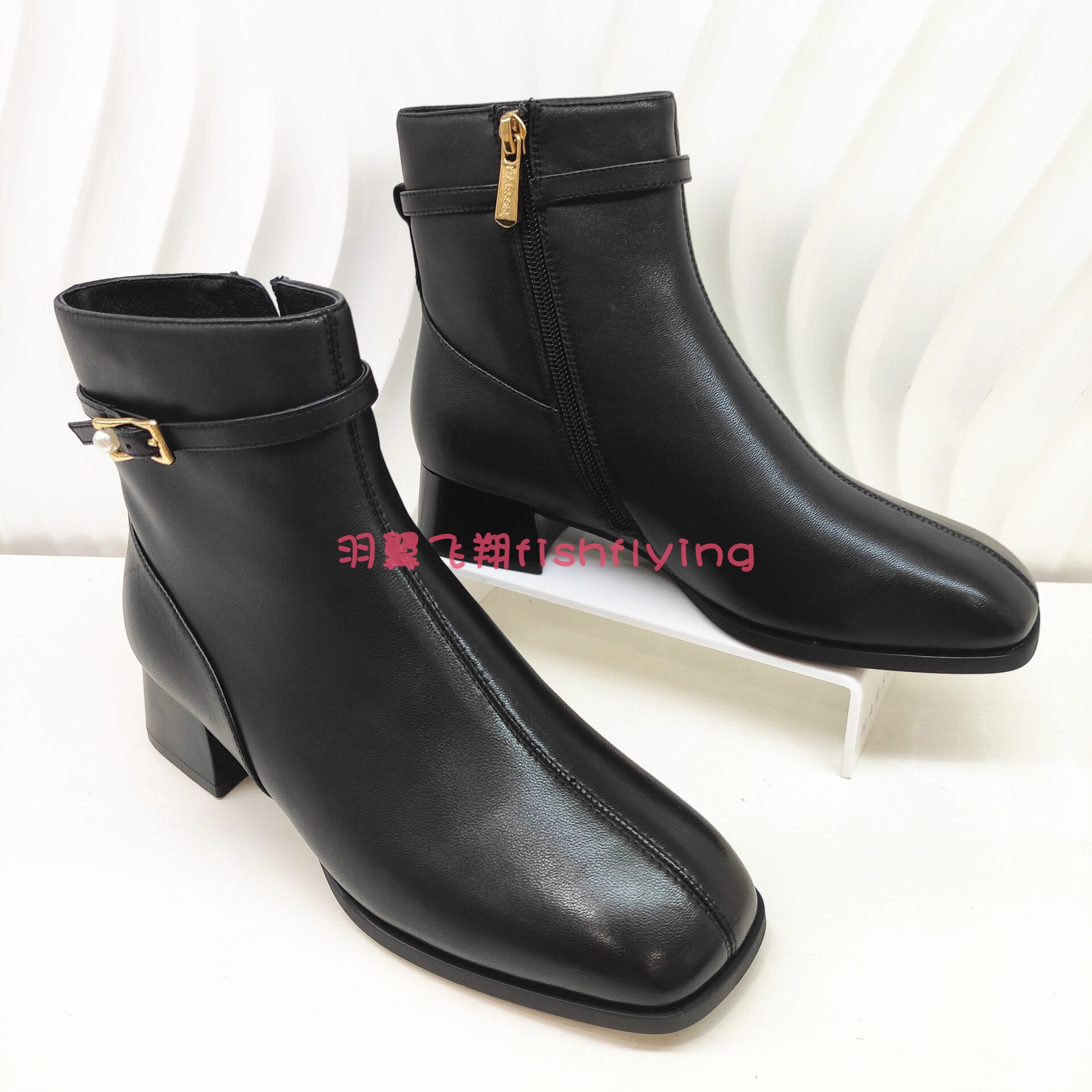 哈森harson女鞋专柜正品2022冬新款粗跟皮带扣女短靴冬靴ha221701