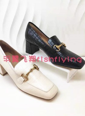 专柜正品哈森2021秋新款粗方跟白色石头纹马衔扣链女单鞋HL17110