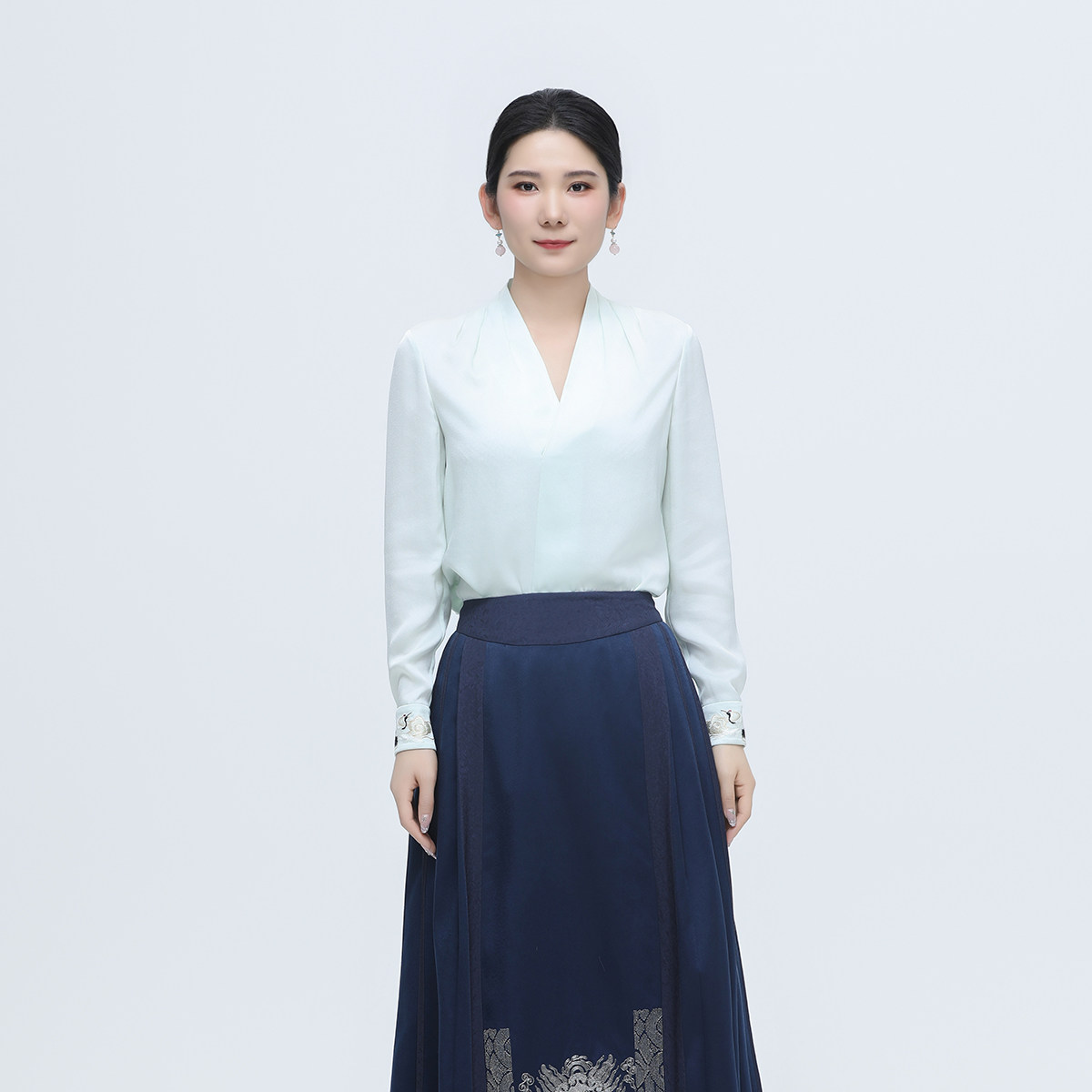 春季新款醋酸缎中式V领精致国风仙鹤刺绣舒适百搭气质长袖女衬衫,女装/女士精品,衬衫,淘宝优惠券,粉丝福利购,淘宝优惠卷