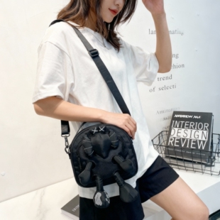 时尚小包包防水牛津布斜挎包可爱公仔手拎包多隔层休闲单肩小挎包