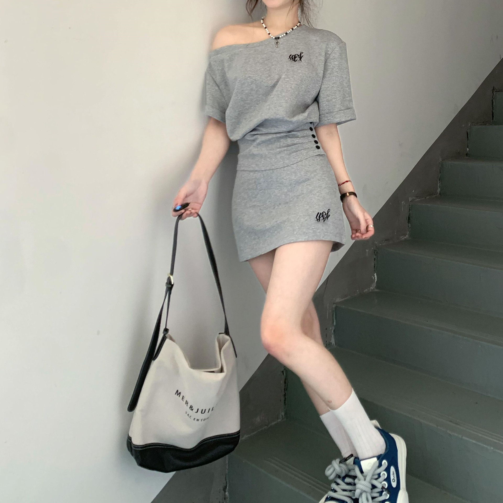 韩系学院风短款斜领露肩灰色短袖T恤女夏季新款高腰显瘦短裙套装