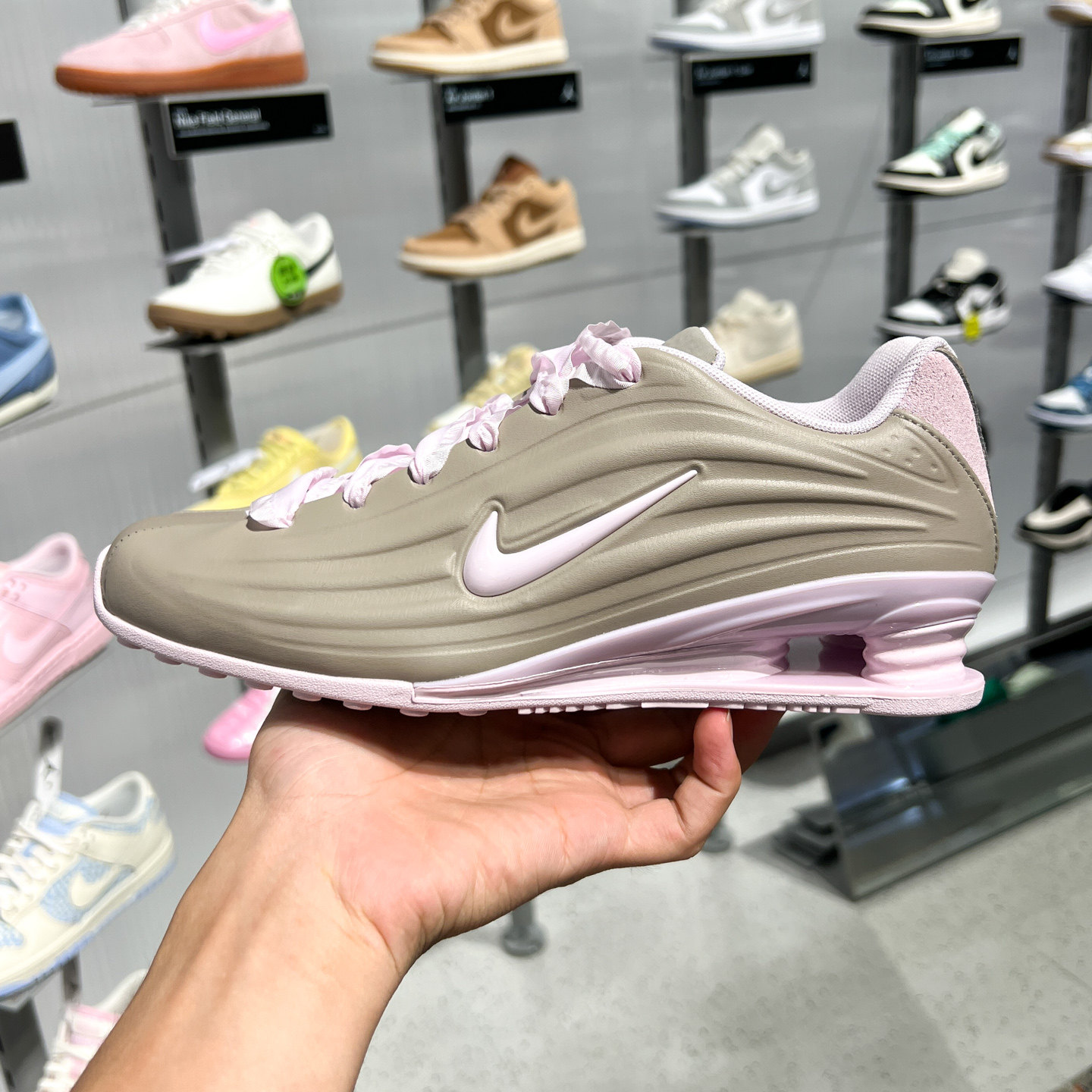 NIKE耐克女鞋2026秋SHOX Z卡其粉缎带气柱老爹鞋运动鞋IV6171-001
