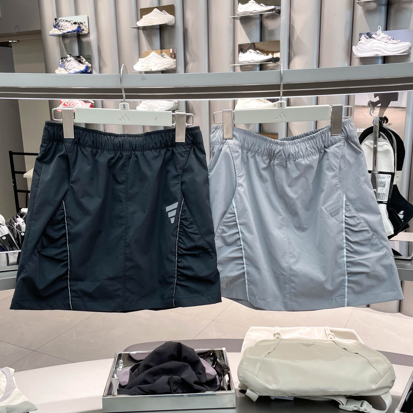 Adidas阿迪达斯女裙2026夏款新款防走光运动裙休闲半身短裙KS5171