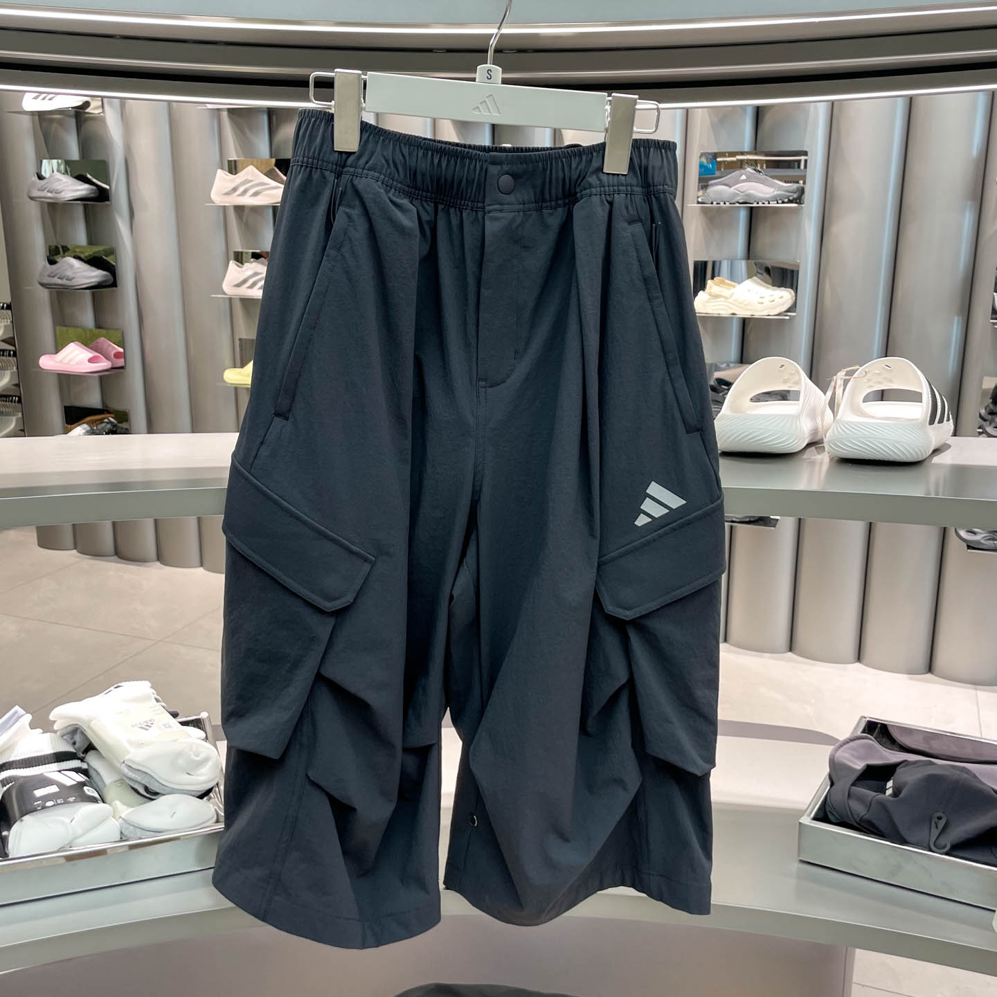Adidas阿迪达斯男裤2026夏款简约大口袋短裤百搭工装五分裤LC7791