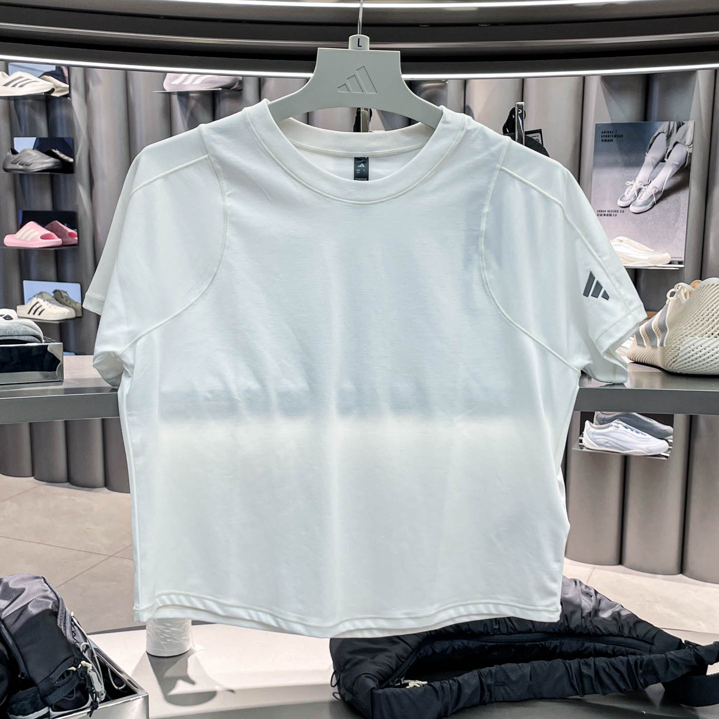 Adidas阿迪达斯女装2026秋新款舒适户外运动服休闲短袖T恤 KY7847