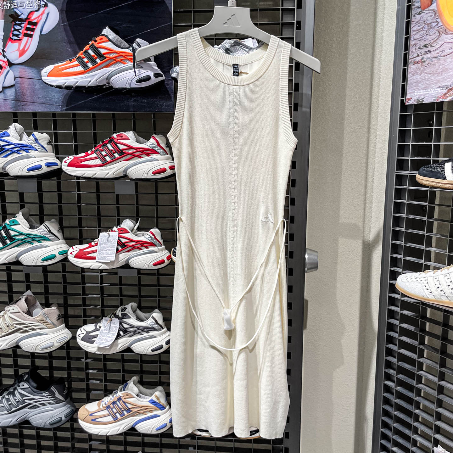 Adidas阿迪达斯女装2026新款时尚简约柔自贵系列无袖连衣裙LE6027