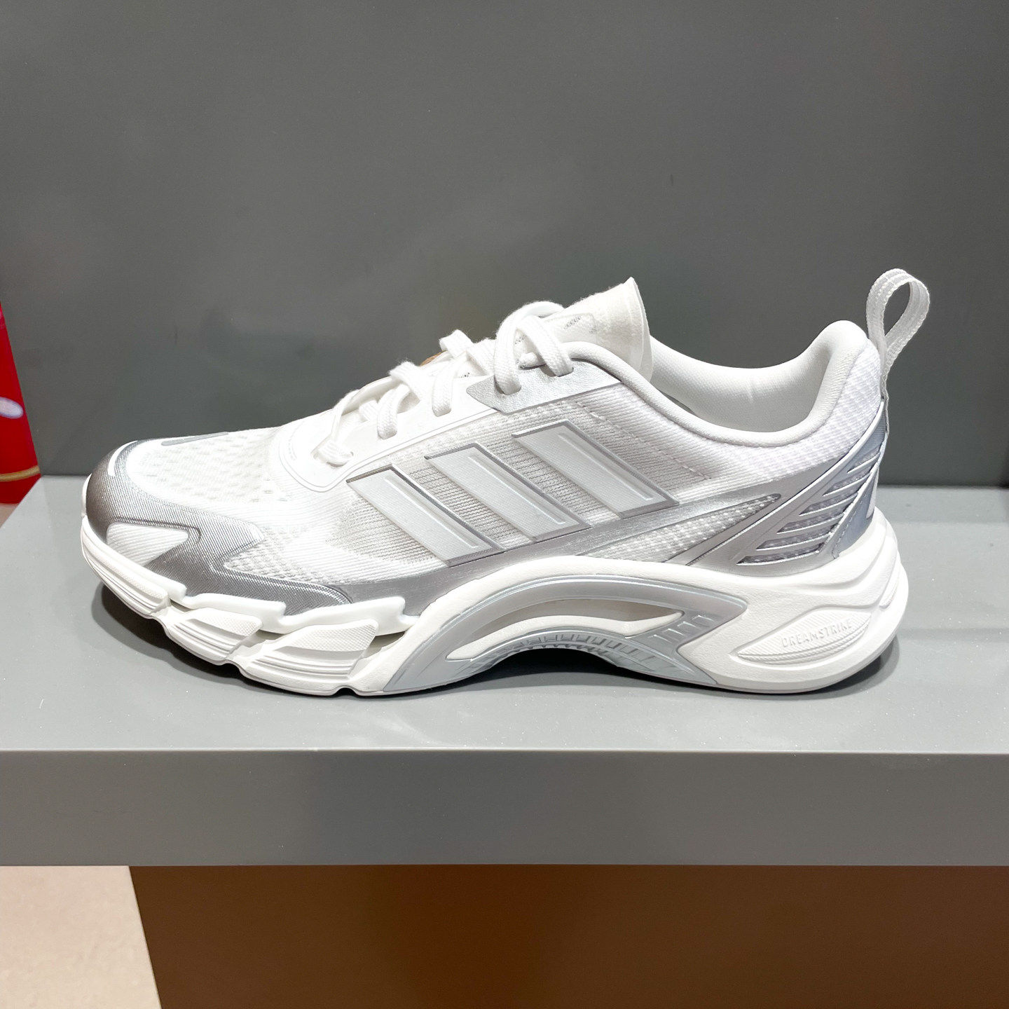 Adidas阿迪达斯男女鞋2026新款清风系列网面透气运动跑步鞋KJ1701