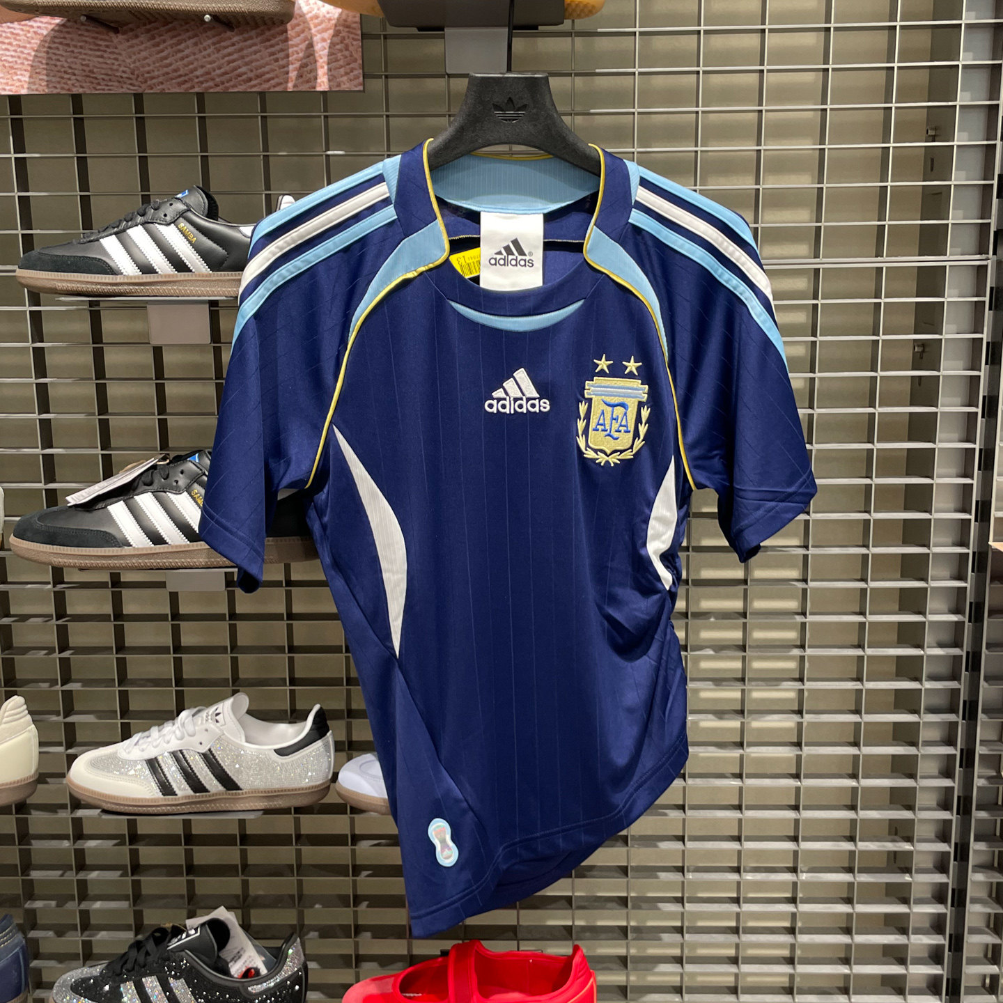Adidas阿迪达斯三叶草阿根廷队足球文化服褶皱修身短袖球衣KE2289