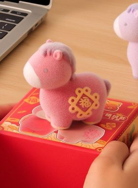 2026新年马年公仔可爱小马吉祥物玩偶植绒树脂摆件桌面装饰品礼物