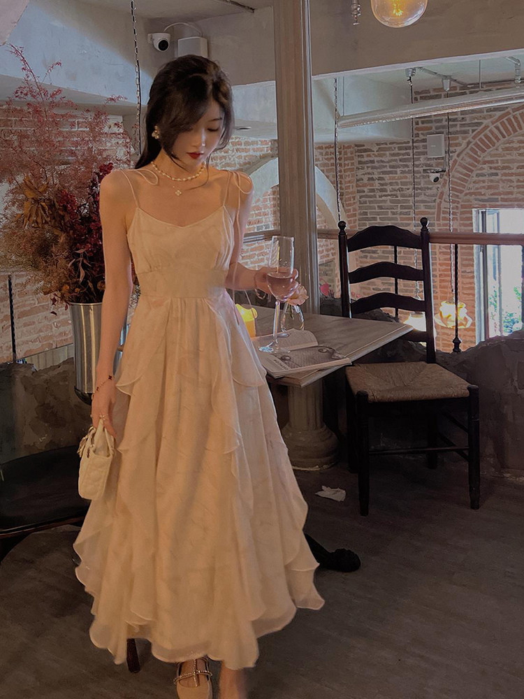 潮牌法式高级感吊带连衣裙女夏荷叶边聚会仙女裙三亚海边沙滩长裙