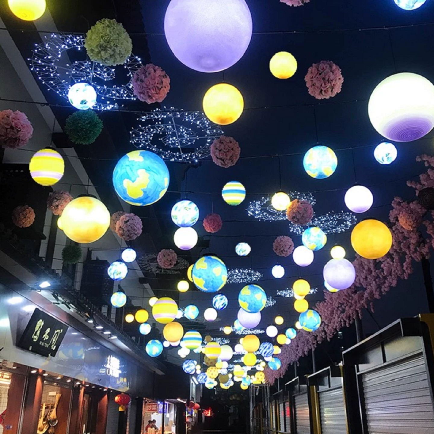 LED星球灯网红吊灯星空装饰灯景观防水圆球创意灯户外行星月球灯