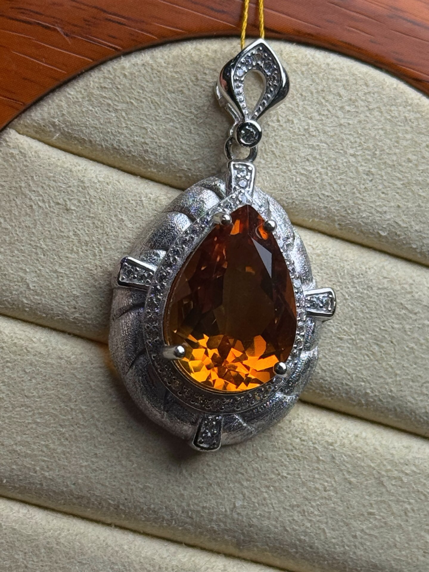 巴西黄水晶水滴吊坠 925银镶嵌 尺寸19-13.8-9.8mm