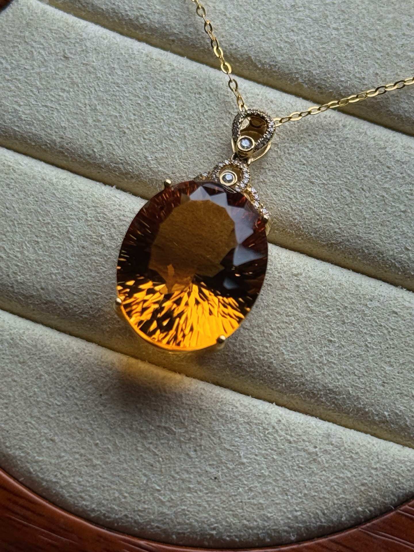 巴西黄水晶吊坠 千玺切割工艺 18k金镶嵌 尺寸19.2-15.4-9.7mm