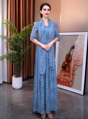 蓝底波点V领飘带雪纺连衣裙女夏季收腰大摆超长裙中年妈妈度假长
