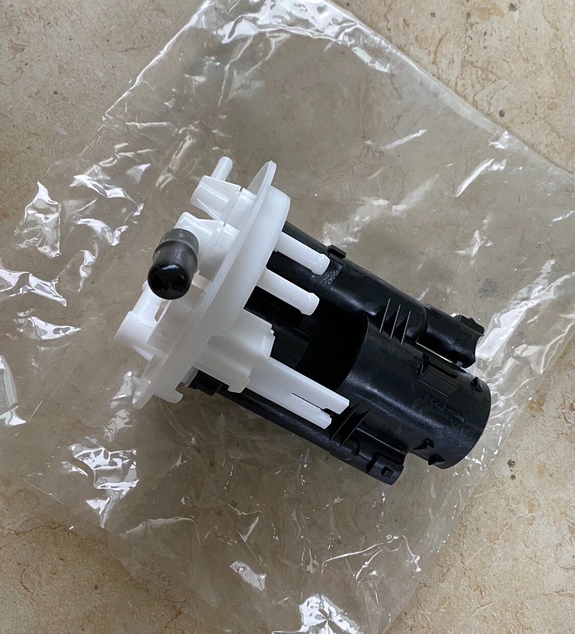 适配三菱帕杰罗io h76w 油箱汽油泵底座 燃油滤芯 滤清器 汽油格