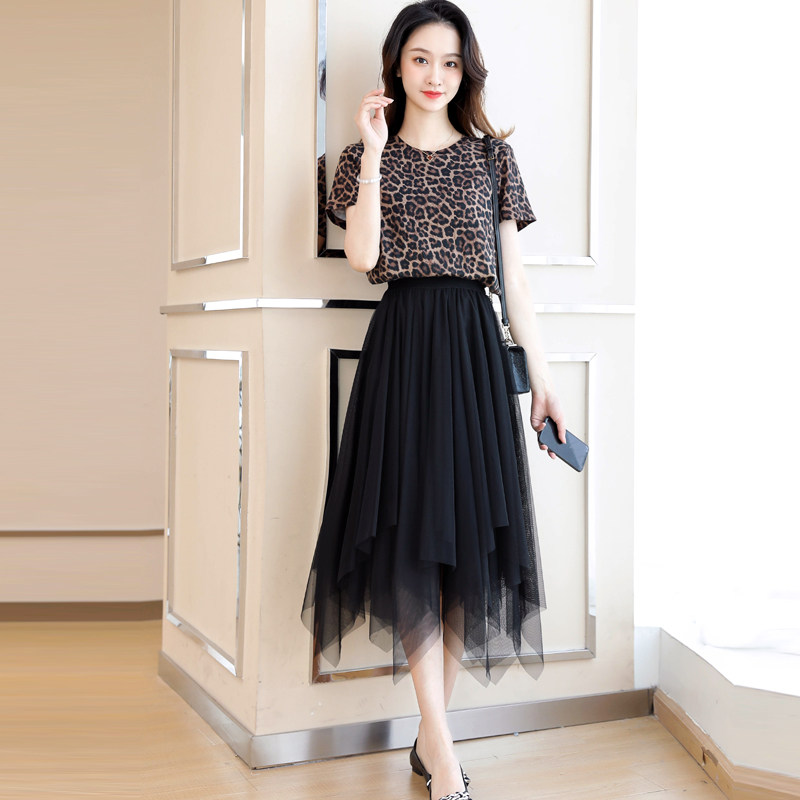 网纱半身裙女2019夏天流行气质百褶裙新款超仙的百搭中长款仙女裙在类目 女装/女士精品, 半身裙中 - 来自Buy2taobao.com提供专业的淘宝代购服务