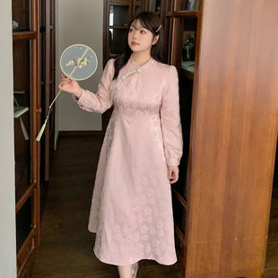 新中式连衣裙2025秋新款220斤胖mm大码国风气质显瘦粉色旗袍长裙