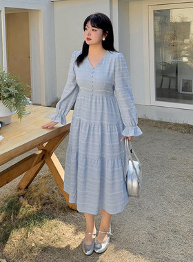 蓝色连衣裙2025春季新款220斤胖mm大码温柔风V领气质收腰显瘦长裙