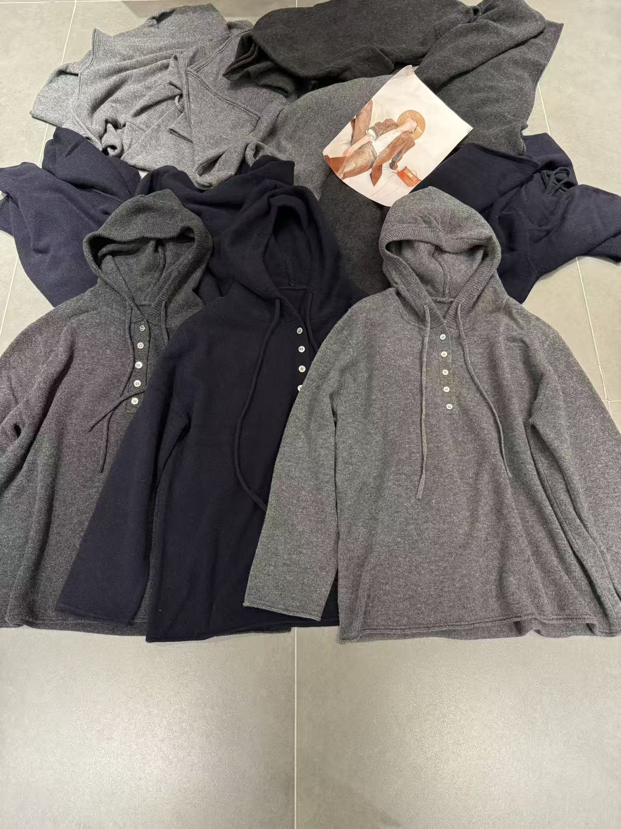 欧洲站2025秋冬新款欧货时尚前排扣宽松显瘦百搭连帽羊毛针织上衣