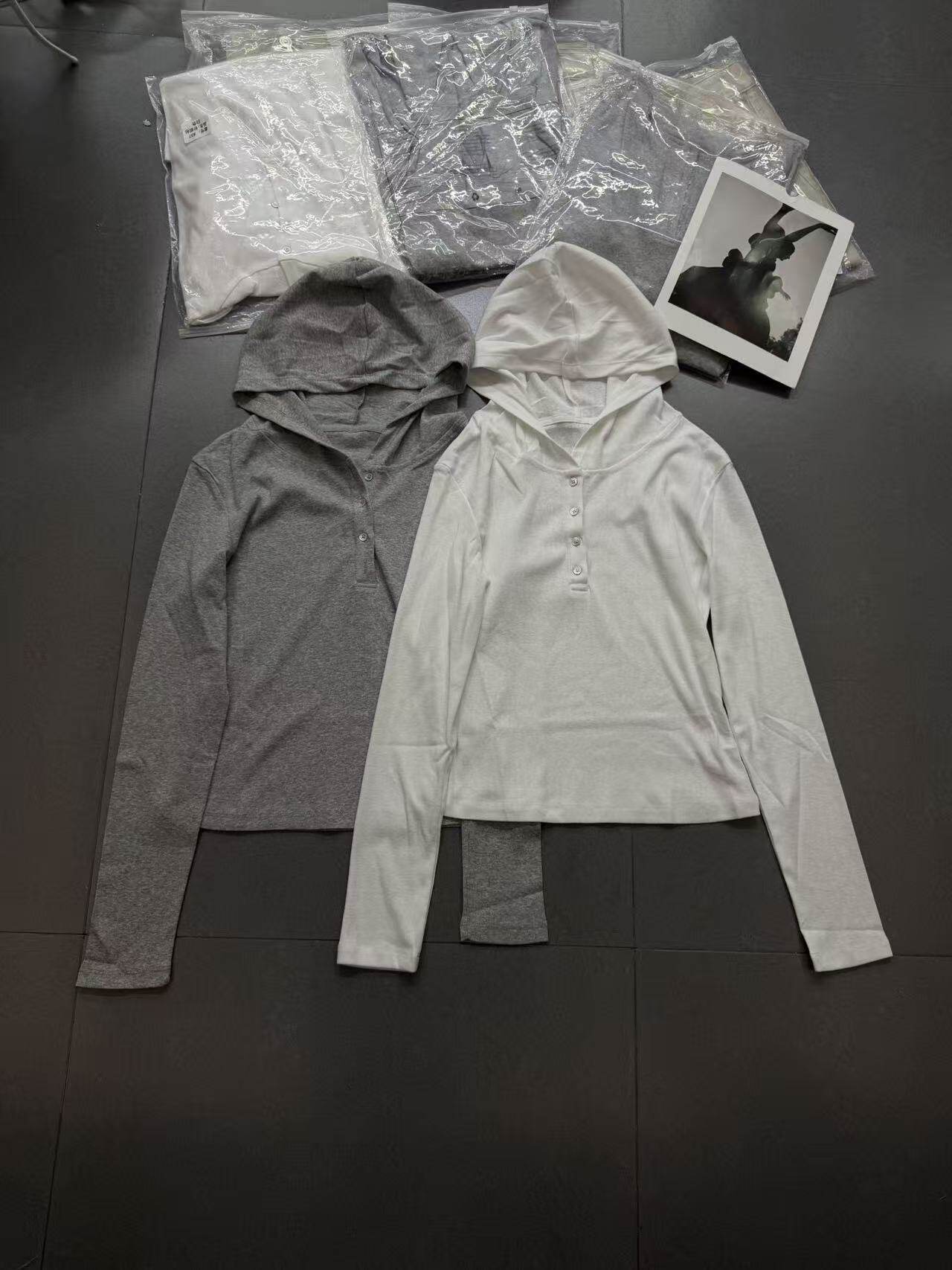 欧洲站2026春季新款欧货时尚连帽长袖短款T恤女修身显瘦内搭上衣