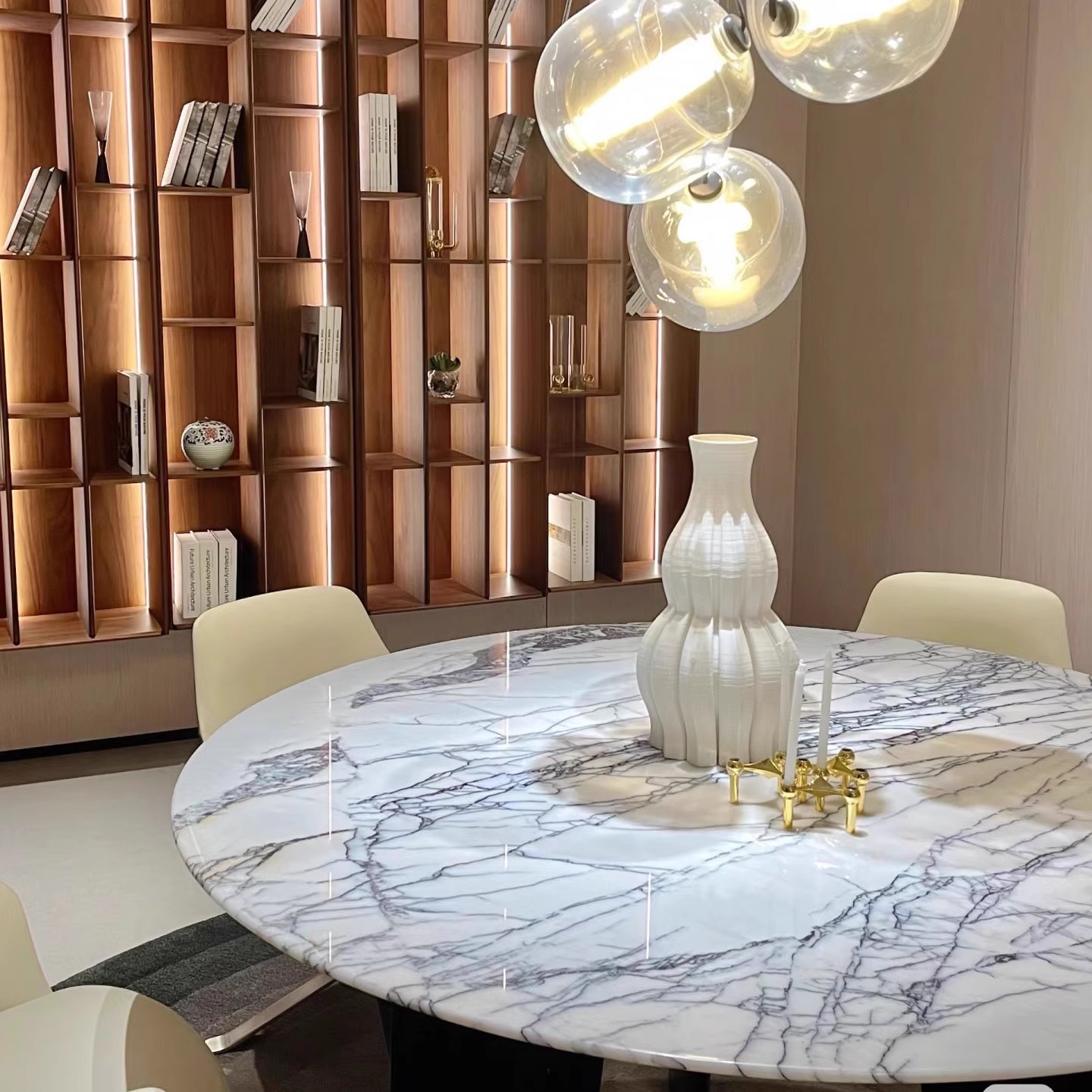进口大理石香雪梅餐桌