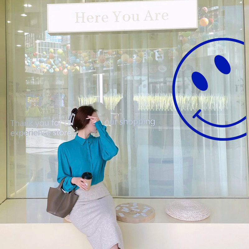 探出半个脑袋 有趣笑脸贴纸 克莱因蓝色装饰厨房门玻璃橱窗白墙贴