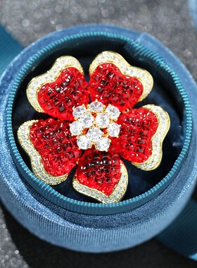 五瓣花胸针红色花卉镀金树脂玫瑰