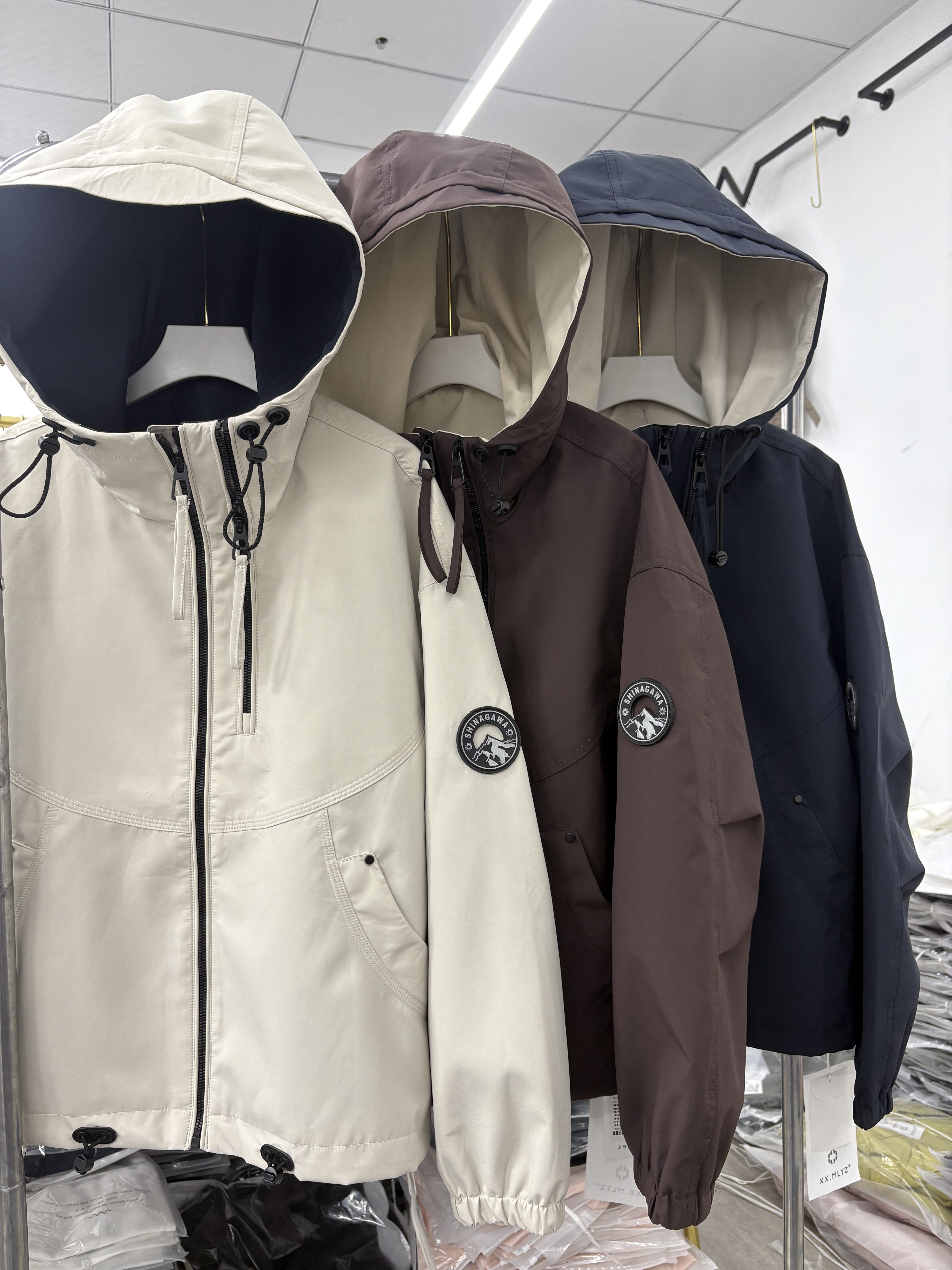 实拍正品轩轩魅丽依族27-865冲锋衣大码女装连帽百搭外套女