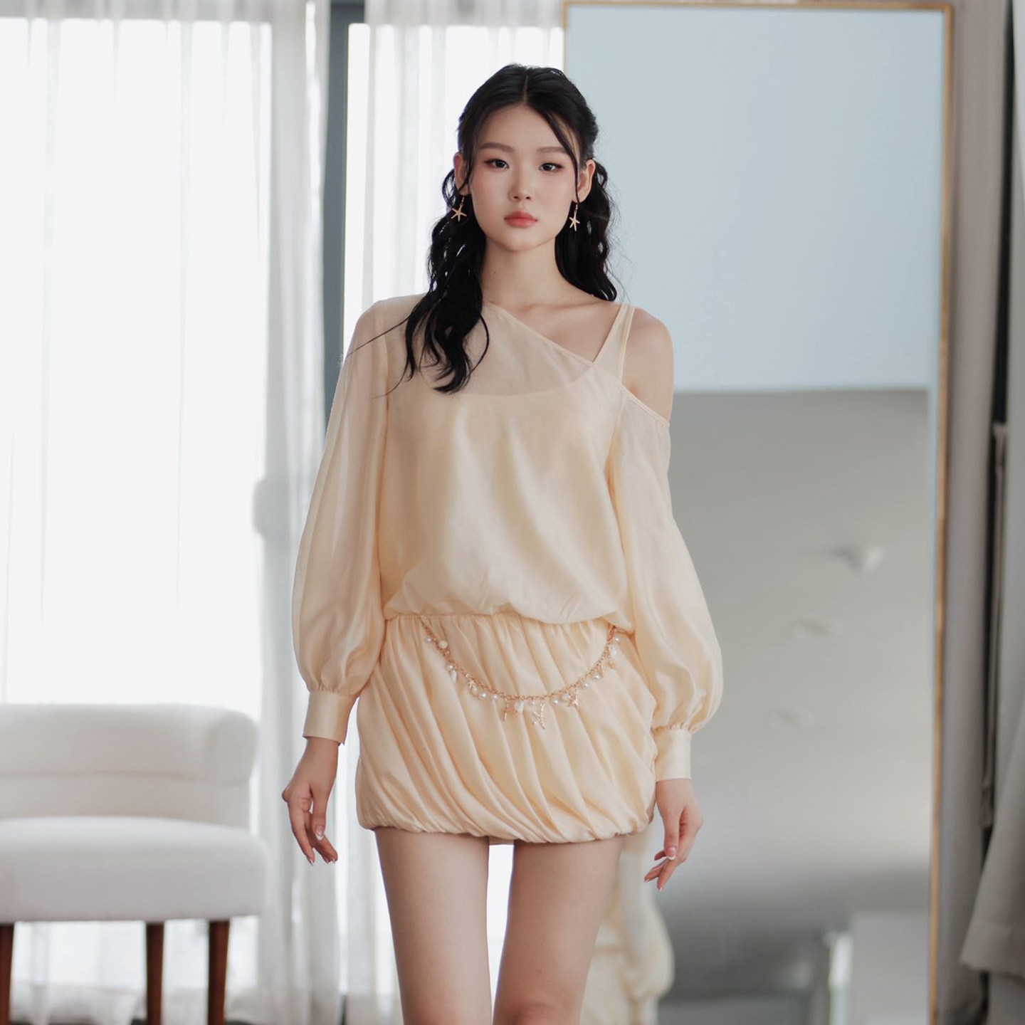 越南小众DARLING DIVA 2026年夏季新款奶油杏色单肩垂感连衣裙