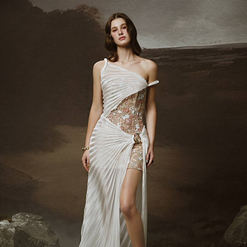 越南小众LINH PHUNG 2025年夏季新款珍珠白压褶缎面繁花连衣裙