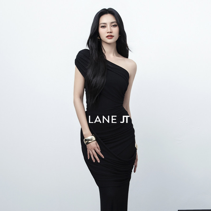 越南小众LANEJT 2026年新春新款辣妹风立体单肩修身包臀套装裙