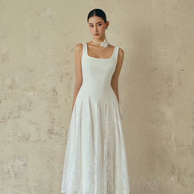 越南小众品牌LE NGOC 2025年春季新款高雅白色蕾丝吊带伞裙