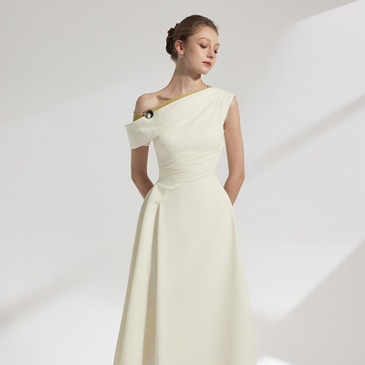 越南小众品牌DENIO 2025年春季新款轻盈透润白色斜肩高收腰长裙