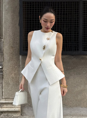 越南小众KEIRA TONG 2025年夏季新款优雅气质通勤白色金扣套装