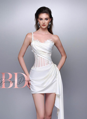 越南小众品牌BANDAGE 2024冬季新款白色蕾丝缎面拼接吊带裙