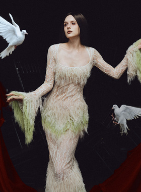 越南品牌LA VIERGE 2025年冬季新款意式风情蕾丝毛毛绿色长裙